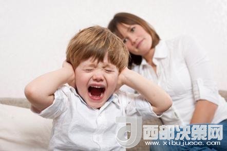 這時(shí)孩子可能會(huì)一直哭，甚至觀察父母的反應(yīng)。父母這時(shí)候可以讓他哭，哭累了自然就會(huì)停下，要讓孩子明白“鬧起來(lái)沒(méi)道理我不會(huì)心疼你”。