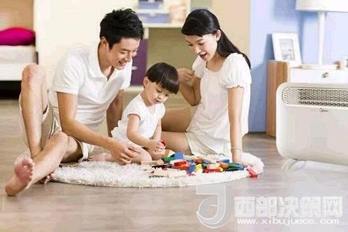 兒童時(shí)期，孩子好奇心強(qiáng)，喜歡“打破砂鍋問(wèn)到底”、“探究性拆東西”、“自言自語(yǔ)做游戲”。這些聽似好笑，看似頑皮的言行舉止，恰恰就是孩子創(chuàng)造火花的閃現(xiàn)。心理學(xué)家鄧斯克認(rèn)為，小孩子在游戲中的“假裝”會(huì)大大促進(jìn)他們的發(fā)散思維。