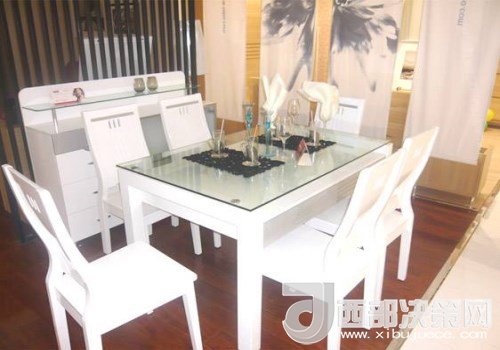 喜歡白色餐桌 但椅子該如何搭配？