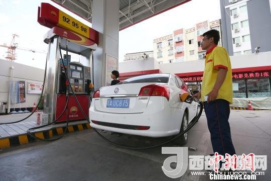 資料圖：山西太原，加油站工作人員正在給車輛加油?！堅?攝