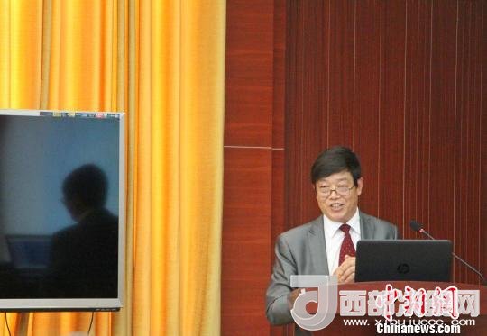 圖為中南大學教授歐陽友權(quán)在現(xiàn)場作了題為“我國文化產(chǎn)業(yè)發(fā)展的三大拐點與高校的責任”報告?！≮w曉 攝