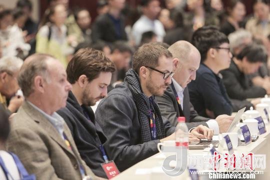 河北工業(yè)設(shè)計(jì)創(chuàng)新中心(以下簡(jiǎn)稱HIDC)啟動(dòng)儀式暨“設(shè)計(jì)促轉(zhuǎn)型·創(chuàng)新贏未來”國際工業(yè)設(shè)計(jì)工作坊26日在河北省省會(huì)石家莊市舉行。圖為與會(huì)各國設(shè)計(jì)師?！⌒ば?攝