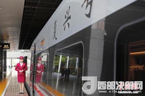資料圖：4月10日，列車員在“復(fù)興號”列車旁迎接旅客的到來。 <a target='_blank'  data-cke-saved- >中新社</a>記者 殷立勤 攝