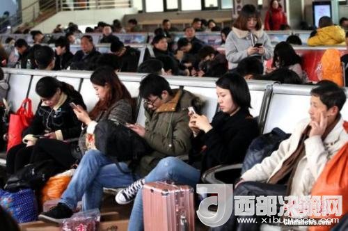 資料圖：移動互聯(lián)網(wǎng)時代，旅客都拿著手機(jī)打發(fā)時間。<a target='_blank' >中新社</a>記者 王中舉 攝