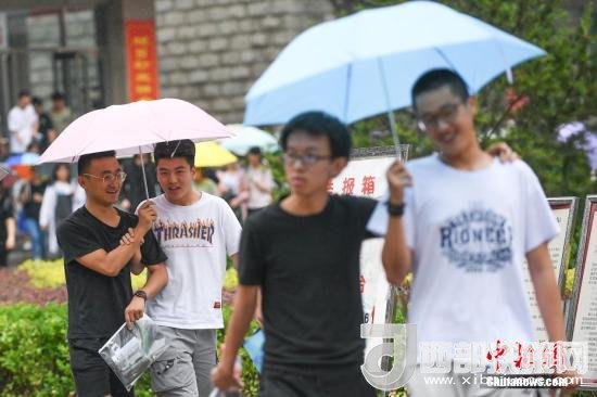 資料圖：6月8日，山西太原，考生打傘走出考場。當日，全國部分地區(qū)2018年高考結束。 <a target='_blank'  data-cke-saved- >中新社</a>記者 武俊杰 攝