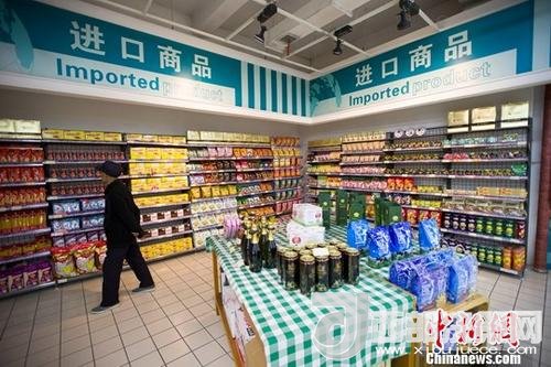 資料圖：民眾正在超市挑選進(jìn)口商品。 <a target='_blank'  data-cke-saved- >中新社</a>記者 張云 攝