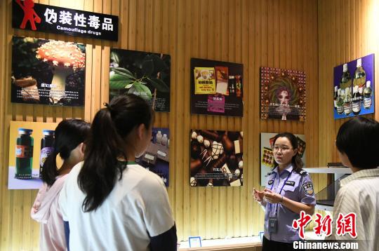 山西省司法行政戒毒系統(tǒng)積極面向社會開展禁毒警示教育。　　　王建軍 攝