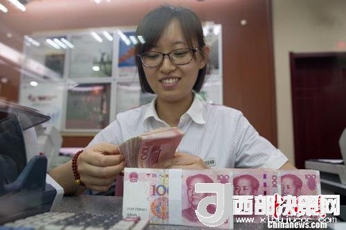 7月5日，山西太原一銀行工作人員正在清點(diǎn)貨幣。人民幣對(duì)美元匯率中間價(jià)在經(jīng)歷了過(guò)去11個(gè)交易中的10次下調(diào)后終于迎來(lái)大漲。5日，中國(guó)外匯交易中心公布人民幣對(duì)美元匯率中間價(jià)報(bào)6.6180，較前一交易日大幅上調(diào)415個(gè)基點(diǎn)，創(chuàng)下自2017年10月11日以來(lái)的最大升幅。<a target='_blank' >中新社</a>記者 張?jiān)?攝