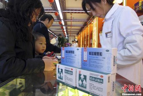 資料圖：北京一家老字號藥店內(nèi)，前來購買藥品的市民絡(luò)繹不絕。<a target='_blank'  data-cke-saved- ><p  align=