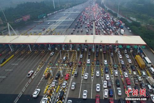 資料圖：車輛通過收費(fèi)站。<a target='_blank'  data-cke-saved- ><p  align=