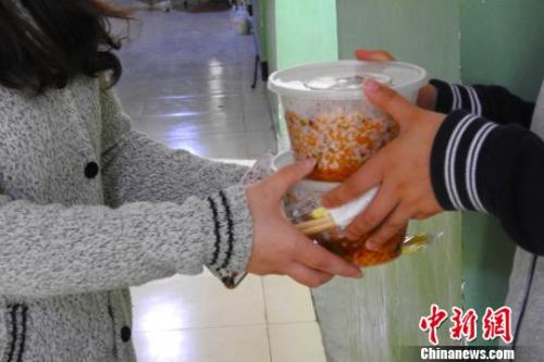 外賣配送員將外賣送到學(xué)生宿舍。受訪者供圖