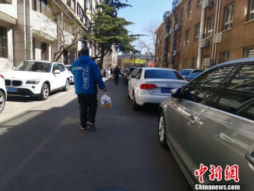 圖為餓了么配送員正在送餐。 謝藝觀 攝