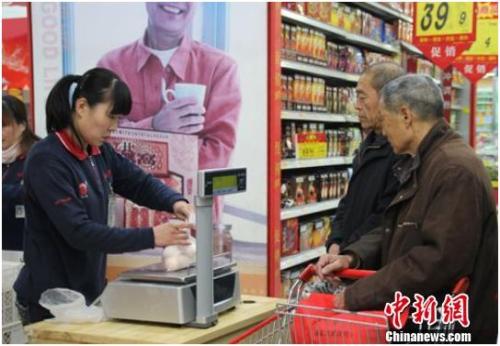 資料圖：在保定市北市區(qū)一家大型超市內(nèi)，促銷員正在為購買雞蛋的市民稱量、打包。李芳華 攝