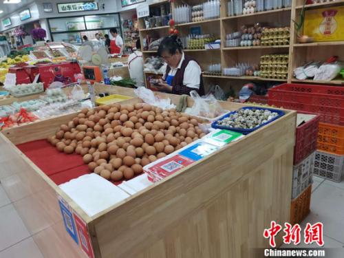 圖為菜市場里賣的雞蛋。 謝藝觀 攝