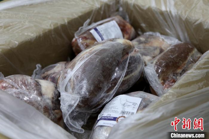 當(dāng)雄縣援鄂物資中的牦牛肉，圖中的為腱子肉，是牦牛肉中的“極品”?！‘?dāng)雄縣 供圖 攝