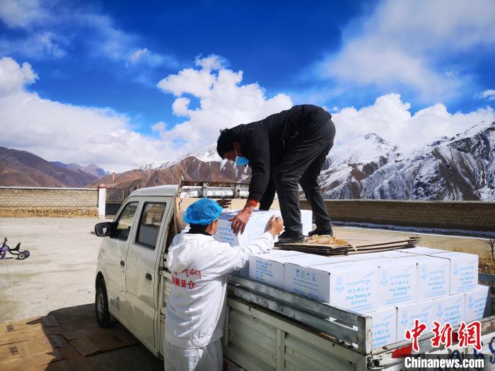 圖為工作人員搬運物資。堆龍德慶區(qū)宣傳部供圖