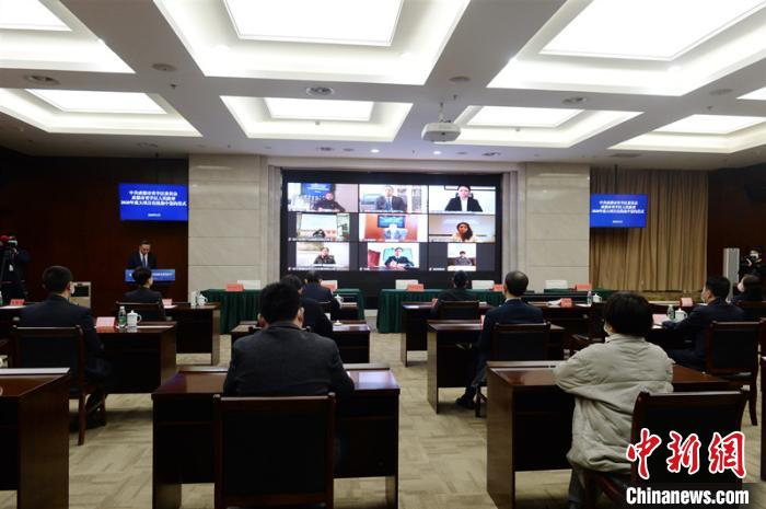 青羊區(qū)2020年重大項(xiàng)目在線集中簽約儀式現(xiàn)場(chǎng)。青羊區(qū)委宣傳部供圖