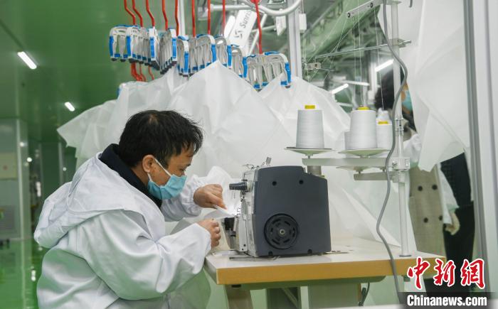 工人生產(chǎn)防護(hù)服，保障抗疫物資供應(yīng)。廣安市委宣傳部供圖