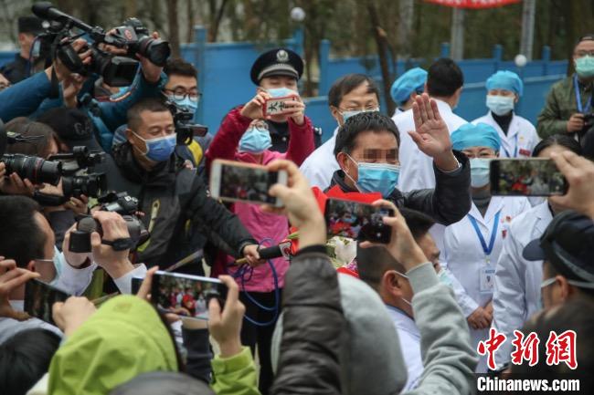 圖為貴州省最后一名新冠肺炎確診患者從貴州省將軍山醫(yī)院出院，患者與眾人揮手告別?！■暮陚?攝