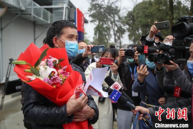 圖為貴州省最后一名新冠肺炎確診患者從貴州省將軍山醫(yī)院出院，患者接受媒體采訪?！■暮陚?攝