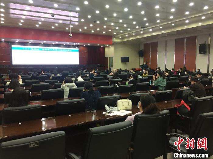 山西選派554名疫情防控指導(dǎo)員駐校指導(dǎo)高三年級開學(xué)疫情防控?！「呷鸱?攝