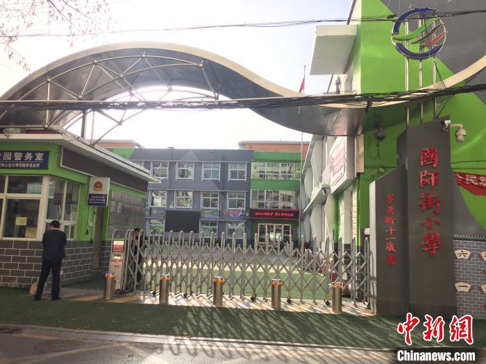 校門口設(shè)置臨時(shí)等候區(qū)，區(qū)域四周5米為禁行區(qū)?！「呷鸱?攝