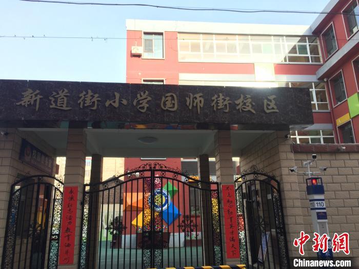 返校學(xué)生要到指定校門口報(bào)到，入校時(shí)需佩戴口罩，并進(jìn)行身份核驗(yàn)、實(shí)名登記、體溫檢測(cè)?！「呷鸱?攝