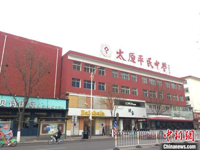 所有師生實(shí)行“日?qǐng)?bào)告”“零報(bào)告”制度，確保開學(xué)后校園衛(wèi)生安全?！「呷鸱?攝