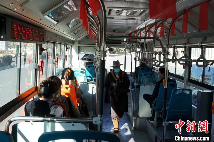 拉薩市民生活如常，圖為民眾戴口罩乘坐公交車?！〗w波 攝