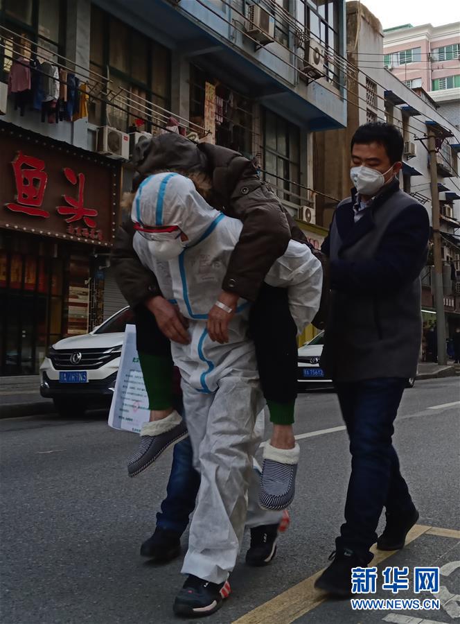 （習(xí)近平致敬的戰(zhàn)“疫”英雄·公安干警篇·圖文互動(dòng)）（4）他們，抗疫一線(xiàn)鑄警魂