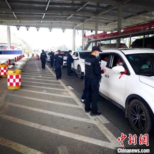 圖為云南一邊境檢查站防控疫情同時嚴(yán)防境外毒品滲透?！≡颇鲜」矎d供圖 攝