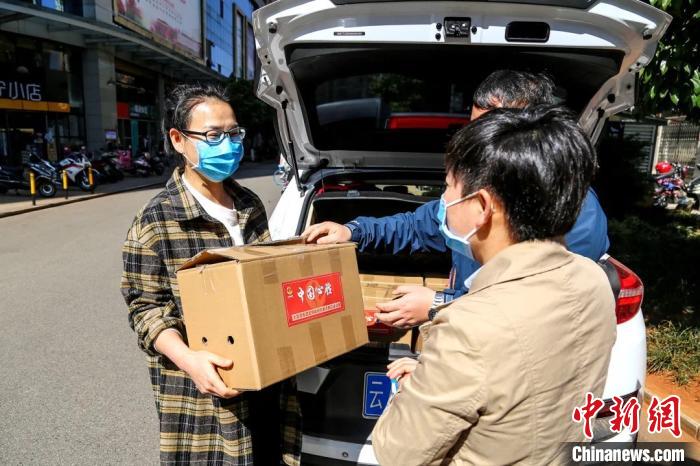 圖為昆明支援湖北醫(yī)護人員家庭收到“暖心蔬菜”。云南省委統(tǒng)戰(zhàn)部供圖