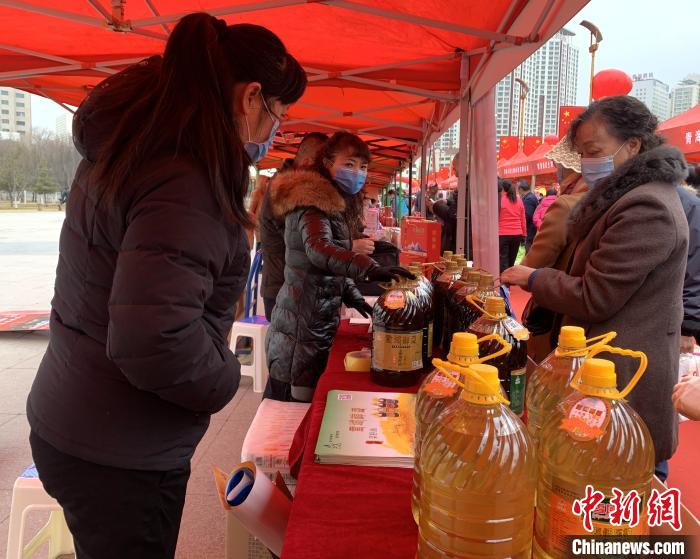圖為市民們正在采購(gòu)商品。　孫睿 攝