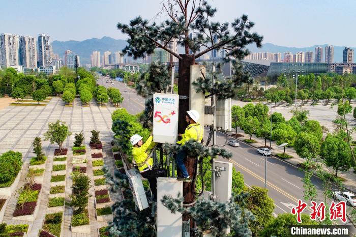圖為重慶移動工作人員正在安裝5G基站。重慶移動 供圖