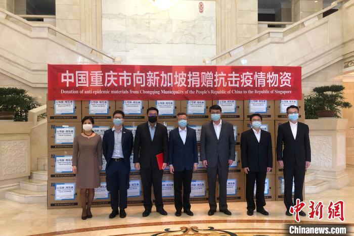 圖為捐贈方與接收方代表合影留念?！⑾嗔?攝