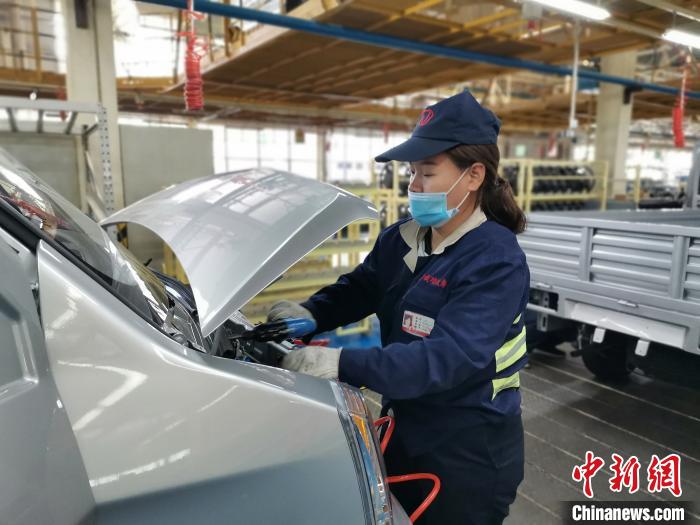 在滿足國(guó)外市場(chǎng)供應(yīng)的同時(shí)，成功汽車也緊盯國(guó)內(nèi)市場(chǎng)，拓渠道保銷量?！「唢w 攝