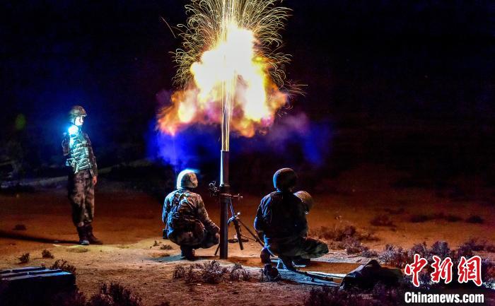 演練中偵察兵在夜間利用迫擊炮摧毀敵輕型裝甲?！」鶘|東 攝