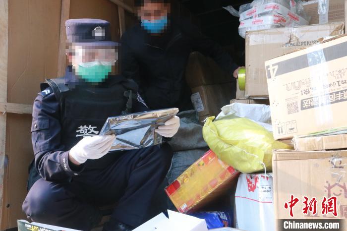 圖為勐康邊檢站民警在對快遞運輸車輛進行例行檢查?！钐?攝