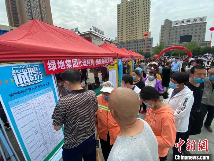 一些知名企業(yè)展臺(tái)前，投遞簡歷、咨詢就業(yè)的人絡(luò)繹不絕?！∏愊?攝