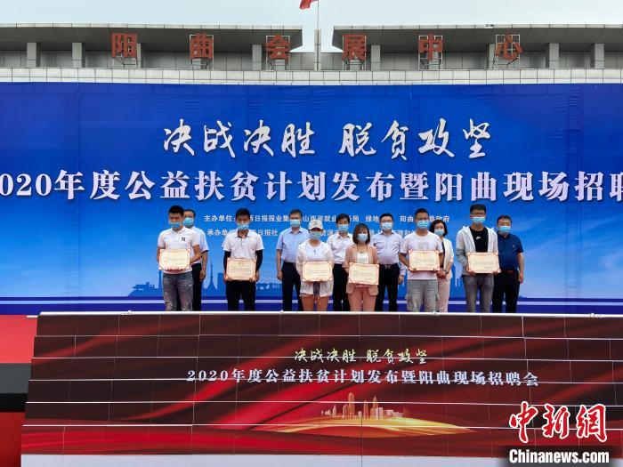 在現(xiàn)場，綠地集團(tuán)與困難就業(yè)群體就業(yè)代表簽署勞務(wù)合同，并為首批6名就業(yè)代表頒發(fā)上崗證書。　屈麗霞 攝