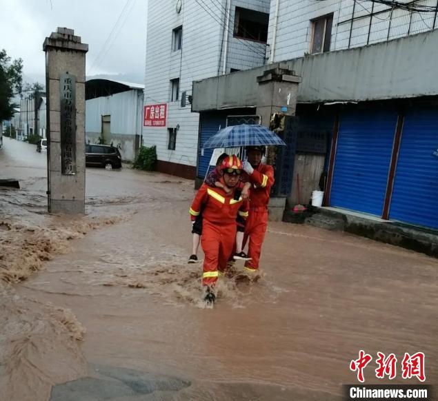 圖為消防救援人員營救被困民眾?！≈貞c萬州區(qū)委宣傳部供圖 攝