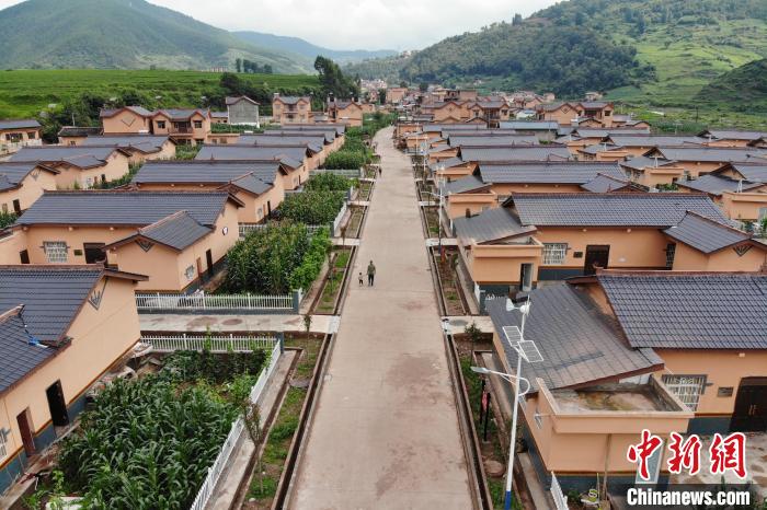 平坦的水泥路從村民居住區(qū)穿過(guò)。　張浪 攝