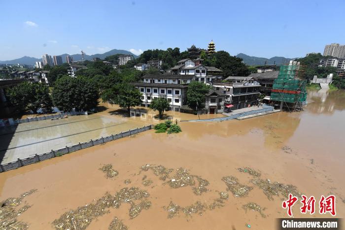 圖為7月27日，嘉陵江重慶段水位持續(xù)上漲，千年古鎮(zhèn)磁器口低洼段已被洪水淹沒?！￡惓?攝