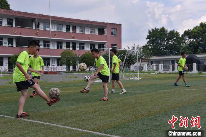 人大代表呼吁篩查防控青少年頸椎、脊柱等健康問題