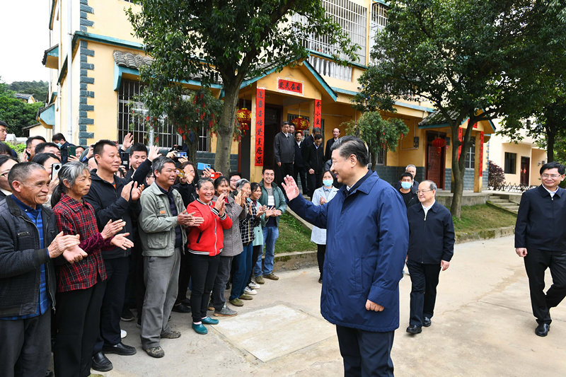 2021年4月25日，習(xí)近平總書記在桂林市全州縣才灣鎮(zhèn)毛竹山村考察時(shí)，同鄉(xiāng)親們親切交流。