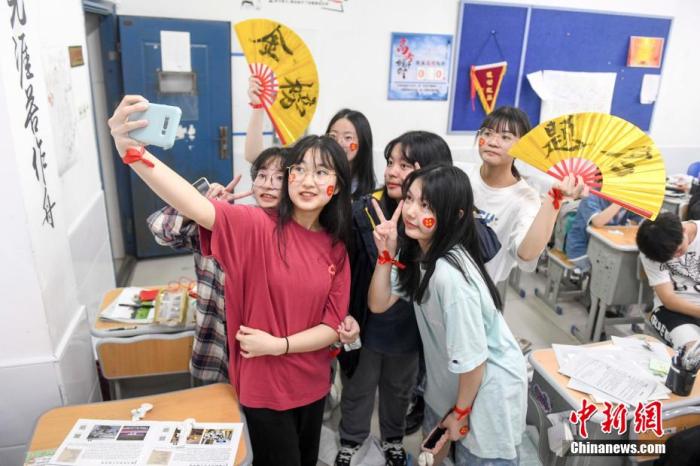 資料圖：6月6日，2021年高考前夕，湖南長沙同升湖實(shí)驗(yàn)學(xué)校高三年級，考生們在教室內(nèi)合影。 楊華峰 攝
