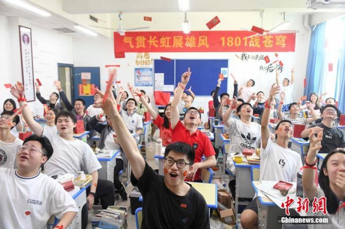 資料圖：6月6日，湖南長沙同升湖實(shí)驗(yàn)學(xué)校教師與考生拋起紅包迎接高考。 楊華峰 攝