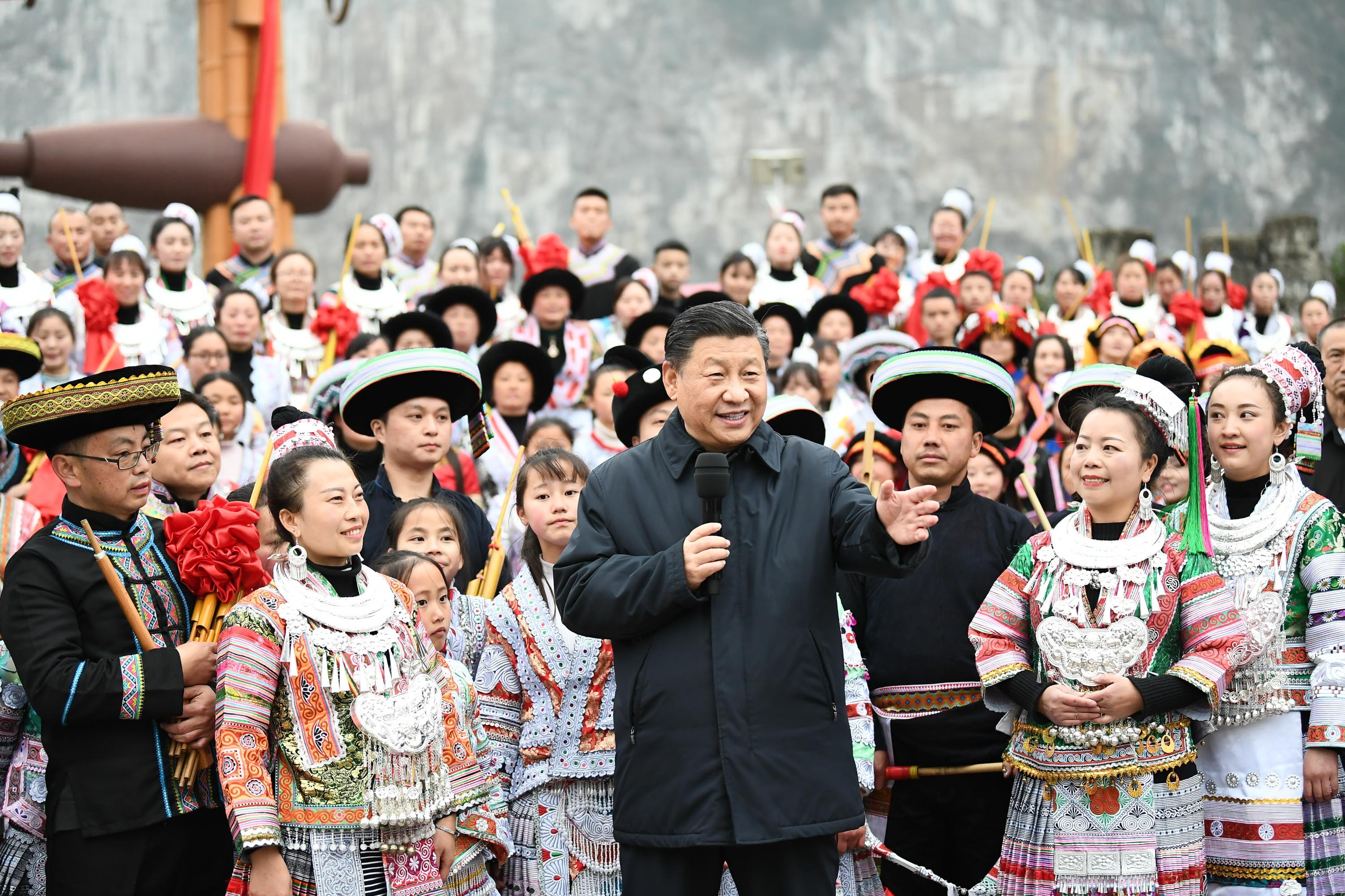 2021年2月3日，習(xí)近平總書記在畢節(jié)市黔西縣新仁苗族鄉(xiāng)化屋村文化廣場(chǎng)上，向全國(guó)各族人民、港澳臺(tái)同胞和海外僑胞拜年。