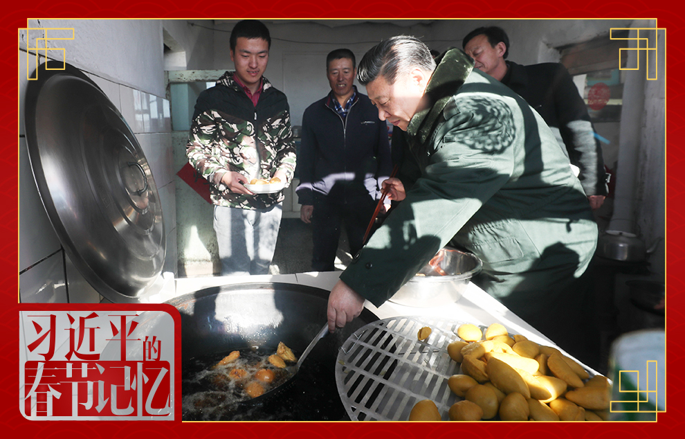 2017年1月24日，習(xí)近平總書記在河北省張家口市張北縣小二臺鎮(zhèn)德勝村村民徐學(xué)海家炸年糕。